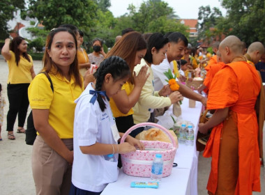 พิธีทำบุญตักบาตรเนื่องในวันอาสาฬหบูชาและวันเข้าพรรษา ... พารามิเตอร์รูปภาพ 16