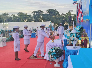 พิธีถวายเครื่องราชสักการะและวางพานพุ่มและพิธีจุดเทียนถวายพระพรชัยมงคล กิจกรรมเฉลิมพระเกียรติสมเด็จพระนางเจ้าสิริกิติ์ พระบรมราชินีนาถ พระบรมราชชนนีพันปีหลวง เนื่องในโอกาสวันเฉลิมพระชนมพรรษา ... พารามิเตอร์รูปภาพ 3