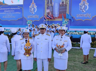 พิธีถวายเครื่องราชสักการะและวางพานพุ่มและพิธีจุดเทียนถวายพระพรชัยมงคล กิจกรรมเฉลิมพระเกียรติสมเด็จพระนางเจ้าสิริกิติ์ พระบรมราชินีนาถ พระบรมราชชนนีพันปีหลวง เนื่องในโอกาสวันเฉลิมพระชนมพรรษา ... พารามิเตอร์รูปภาพ 11