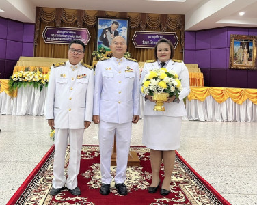พิธีถวายเครื่องราชสักการะและวางพานพุ่มดอกไม้สด ... พารามิเตอร์รูปภาพ 1