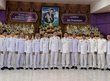 พิธีถวายเครื่องราชสักการะและวางพานพุ่มดอกไม้สด ... พารามิเตอร์รูปภาพ 1