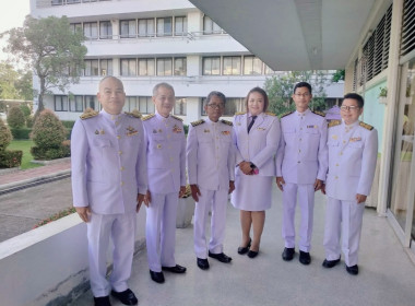พิธีถวายเครื่องราชสักการะและวางพานพุ่มดอกไม้สด ... พารามิเตอร์รูปภาพ 2