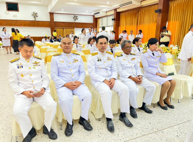 พิธีถวายเครื่องราชสักการะและวางพานพุ่มดอกไม้สด ... พารามิเตอร์รูปภาพ 7