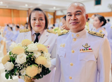 พิธีถวายเครื่องราชสักการะและวางพานพุ่มดอกไม้สด ... พารามิเตอร์รูปภาพ 8