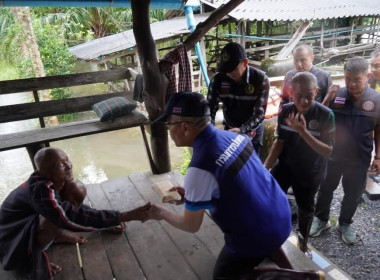 ลงพื้นที่สนับสนุนอาหารกล่องและน้ำดื่มให้เกษตรกรผู้ประสบภัยอุทกภัย ณ ตำบลช้างซ้าย อำเภอพระพรหม ตามนโยบายปลัดกระทรวงเกษตรและสหกรณ์ ที่มอบหมายให้ศูนย์ติดตามและแก้ไขปัญหาภัยพิบัติจังหวัด บูรณาการเร่งช่วยเหลือเพื่อบรรเทาทุกข์ให้ประชาชนในเบื้องต้น ... พารามิเตอร์รูปภาพ 17