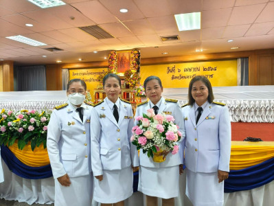 พิธีถวายเครื่องราชสักการะเนื่องในวันพระบาทสมเด็จพระพุทธยอดฟ้าจุฬาโลกมหาราชและวันที่ระลึกมหาจักรีบรมราชวงศ์ เพื่อเป็นการน้อมรำลึกถึงพระมหากรุณาธิคุณที่ท่านทรงประกอบพระราชกรณียกิจ ทำนุบำรุงบ้านเมืองให้เจริญรุ่งเรือง ทั้งด้านเศรษฐกิจ สังคม และศิลปวัฒนธรรม ต ... พารามิเตอร์รูปภาพ 1