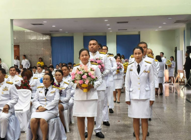พิธีถวายเครื่องราชสักการะเนื่องในวันพระบาทสมเด็จพระพุทธยอดฟ้าจุฬาโลกมหาราชและวันที่ระลึกมหาจักรีบรมราชวงศ์ เพื่อเป็นการน้อมรำลึกถึงพระมหากรุณาธิคุณที่ท่านทรงประกอบพระราชกรณียกิจ ทำนุบำรุงบ้านเมืองให้เจริญรุ่งเรือง ทั้งด้านเศรษฐกิจ สังคม และศิลปวัฒนธรรม ต ... พารามิเตอร์รูปภาพ 1
