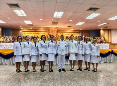 พิธีถวายเครื่องราชสักการะเนื่องในวันพระบาทสมเด็จพระพุทธยอดฟ้าจุฬาโลกมหาราชและวันที่ระลึกมหาจักรีบรมราชวงศ์ เพื่อเป็นการน้อมรำลึกถึงพระมหากรุณาธิคุณที่ท่านทรงประกอบพระราชกรณียกิจ ทำนุบำรุงบ้านเมืองให้เจริญรุ่งเรือง ทั้งด้านเศรษฐกิจ สังคม และศิลปวัฒนธรรม ต ... พารามิเตอร์รูปภาพ 2