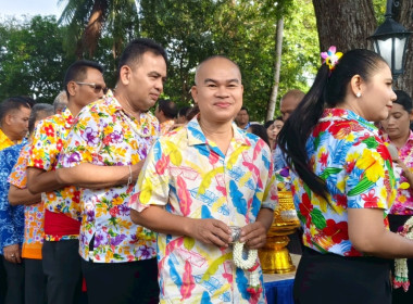 ประเพณีรดน้ำขอพรผู้ว่าราชการจังหวัดนครศรีธรรมราช ... พารามิเตอร์รูปภาพ 1