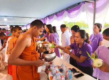 พิธีเจริญพระพุทธมนต์และทำบุญตักบาตรถวายพระราชกุศล ... พารามิเตอร์รูปภาพ 11