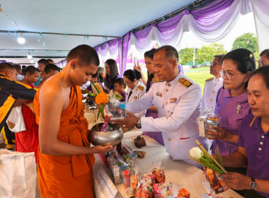 พิธีเจริญพระพุทธมนต์และทำบุญตักบาตรถวายพระราชกุศล ... พารามิเตอร์รูปภาพ 12