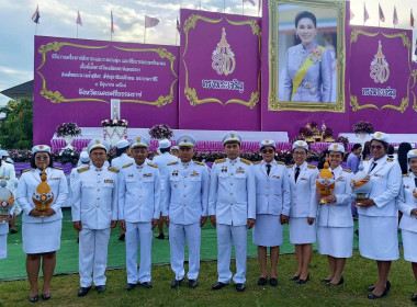 พิธีถวายเครื่องราชสักการะและวางพานพุ่มและพิธีจุดเทียนถวายพระพรชัยมงคล เนื่องในโอกาสวันเฉลิมพระชนมพรรษา สมเด็จพระนางเจ้าสุทิดา พัชรสุธาพิมลลักษณ พระบรมราชินี ณ สนามหน้าเมืองนครศรีธรรมราช อ.เมือง จ.นครศรีธรรมราช ... พารามิเตอร์รูปภาพ 2