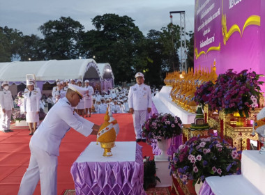 พิธีถวายเครื่องราชสักการะและวางพานพุ่มและพิธีจุดเทียนถวายพระพรชัยมงคล เนื่องในโอกาสวันเฉลิมพระชนมพรรษา สมเด็จพระนางเจ้าสุทิดา พัชรสุธาพิมลลักษณ พระบรมราชินี ณ สนามหน้าเมืองนครศรีธรรมราช อ.เมือง จ.นครศรีธรรมราช ... พารามิเตอร์รูปภาพ 6