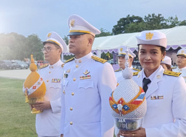 พิธีถวายเครื่องราชสักการะและวางพานพุ่มและพิธีจุดเทียนถวายพระพรชัยมงคล เนื่องในโอกาสวันเฉลิมพระชนมพรรษา สมเด็จพระนางเจ้าสุทิดา พัชรสุธาพิมลลักษณ พระบรมราชินี ณ สนามหน้าเมืองนครศรีธรรมราช อ.เมือง จ.นครศรีธรรมราช ... พารามิเตอร์รูปภาพ 8