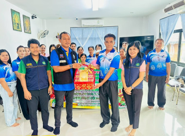 ให้การต้อนรับคณะดูงานของศูนย์หม่อนไหมเฉลิมพระเกียรติสมเด็จพระนางเจ้าสิริกิติ์ พระบรมราชินีนาถ จังหวัดชุมพร ในเรื่องการรวมกลุ่มที่เข้มแข็งและการดำเนินโครงการส่งเสริมอาชีพให้กับสมาชิก ของสหกรณ์เครดิตยูเนี่ยนก้าวสร้างสรรค์ จำกัด โดยมีคณะกรรมการดำเนินการ เจ้ ... พารามิเตอร์รูปภาพ 3