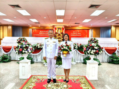 เข้าร่วมพิธีวางพุ่มดอกไม้ถวายราชสักการะ ... พารามิเตอร์รูปภาพ 1