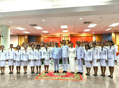 เข้าร่วมพิธีวางพุ่มดอกไม้ถวายราชสักการะ ... พารามิเตอร์รูปภาพ 2