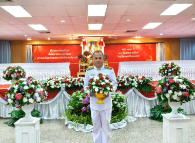 เข้าร่วมพิธีวางพุ่มดอกไม้ถวายราชสักการะ ... พารามิเตอร์รูปภาพ 3