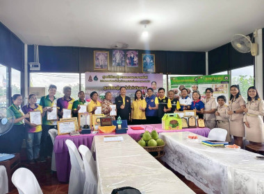 ลงพื้นที่มอบหนังสืออนุญาตให้ใช้ตราสัญลักษณ์สิ่งบ่งชี้ทางภูมิศาสตร์ไทย สินค้าส้มโอทับทิมสยามปากพนัง แบบรายเดี่ยว จำนวน 15 ราย และแบบรายกลุ่ม จำนวน 2 กลุ่ม พร้อมด้วยสติกเกอร์ตราสัญลักษณ์สิ่งบ่งชี้ทางภูมิศาสตร์ (GI) ไทย จำนวน 20 แผ่น ณ ไร่สุขสวัสดิ์สุข จำนว ... พารามิเตอร์รูปภาพ 2