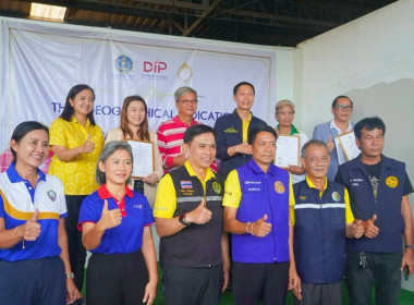 ลงพื้นที่มอบหนังสืออนุญาตให้ใช้ตราสัญลักษณ์สิ่งบ่งชี้ทางภูมิศาสตร์ไทย สินค้าส้มโอทับทิมสยามปากพนัง แบบรายเดี่ยว จำนวน 15 ราย และแบบรายกลุ่ม จำนวน 2 กลุ่ม พร้อมด้วยสติกเกอร์ตราสัญลักษณ์สิ่งบ่งชี้ทางภูมิศาสตร์ (GI) ไทย จำนวน 20 แผ่น ณ ไร่สุขสวัสดิ์สุข จำนว ... พารามิเตอร์รูปภาพ 5