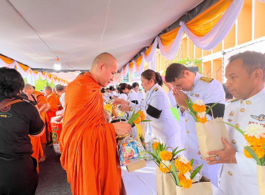 พิธีเจริญพระพุทธมนต์และทำบุญตักบาตรถวายพระราชกุศล ... พารามิเตอร์รูปภาพ 13