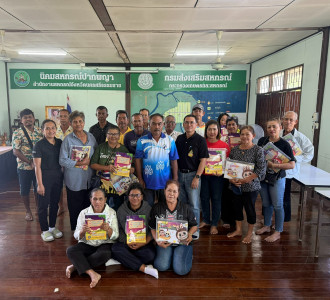 โครงการประกวดการนำหลักปรัชญาของเศรษฐกิจพอเพียงมาประยุกต์ใช้ในการดำเนินชีวิต เพื่อเผยแพร่ ส่งเสริมและสร้างแรงจูงใจให้สมาชิกสหกรณ์น้อมนำแนวคิดดังกล่าวไปใช้ในการดำเนินชีวิตและการประกอบอาชีพเกษตรกรรมอย่างยั่งยืนในการนี้ ได้รับเกียรติจากนายมนัย ขาวมานิตย์ ผู้ ... พารามิเตอร์รูปภาพ 1