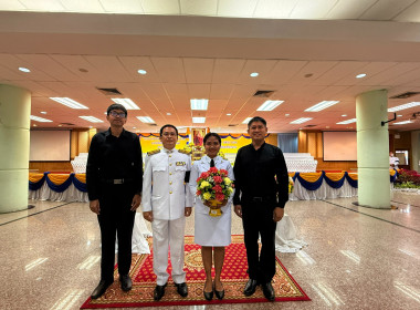 พิธีถวายเครื่องราชสักการะเนื่องในวันพระบาทสมเด็จพระพุทธยอดฟ้าจุฬาโลกมหาราช และวันที่ระลึกมหาจักรีบรมราชวงศ์ เพื่อเป็นการเฉลิมพระเกียรติและน้อมรำลึกถึงพระมหากรุณาธิคุณปฐมกษัตริย์แห่ง มหาจักรีบรมราชวงศ์ ในการนี้ นายสมชาย ลีหล้าน้อย ผู้ว่าราชการจังหวัดนครศร ... พารามิเตอร์รูปภาพ 6