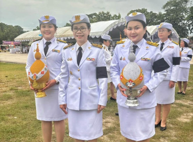 พิธีถวายเครื่องราชสักการะและวางพานพุ่ม ... พารามิเตอร์รูปภาพ 1