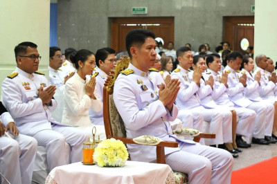 พิธีสวดพระพุทธมนต์ ทำบุญตักบาตรถวายพระราชกุศล และวางพวงมาลา ... พารามิเตอร์รูปภาพ 1