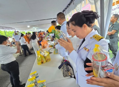 พิธีสวดพระพุทธมนต์ ทำบุญตักบาตรถวายพระราชกุศล และวางพวงมาลา ... พารามิเตอร์รูปภาพ 1