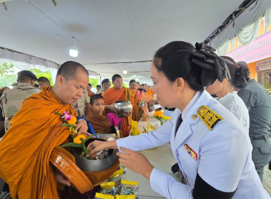 พิธีสวดพระพุทธมนต์ ทำบุญตักบาตรถวายพระราชกุศล และวางพวงมาลา ... พารามิเตอร์รูปภาพ 3