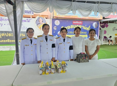 พิธีสวดพระพุทธมนต์ ทำบุญตักบาตรถวายพระราชกุศล และวางพวงมาลา ... พารามิเตอร์รูปภาพ 7