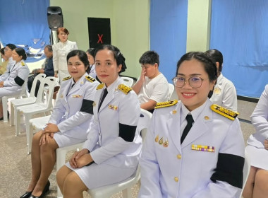 พิธีสวดพระพุทธมนต์ ทำบุญตักบาตรถวายพระราชกุศล และวางพวงมาลา ... พารามิเตอร์รูปภาพ 8