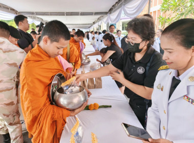 พิธีสวดพระพุทธมนต์ ถวายดอกไม้จันทน์ และบำเพ็ญกุศลอุทิศถวาย ... พารามิเตอร์รูปภาพ 4